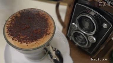 把糖倒进咖啡里搅拌泡沫，然后用勺子舀出泡沫的特写镜头